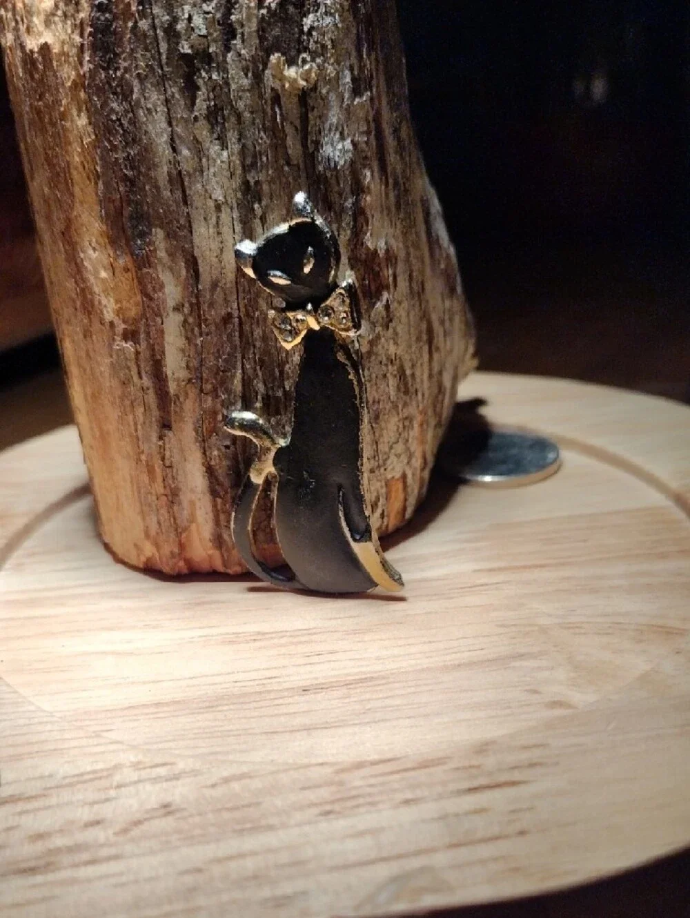 Elegant Black & Gold Cat Brooch - Fashion Accessory for Cat Lovers